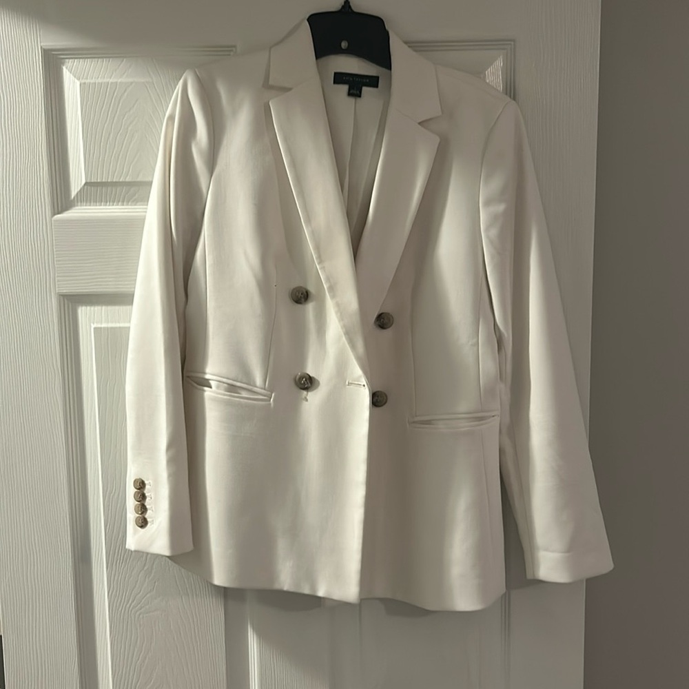 Ann Taylor white blazer, like new condition size 2